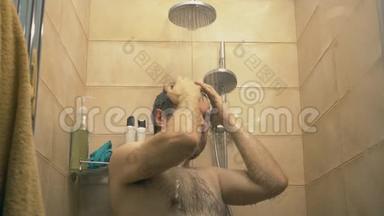 英俊的胡子男人正在洗澡。 慢镜头，<strong>暖色</strong>